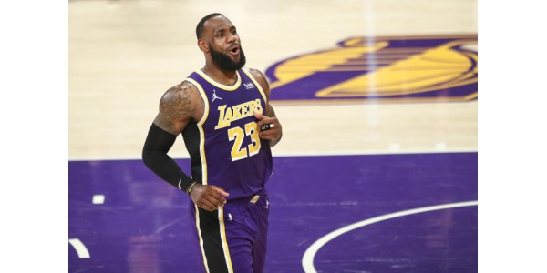 LeBron James pone sus fichas en los viejos jugadores